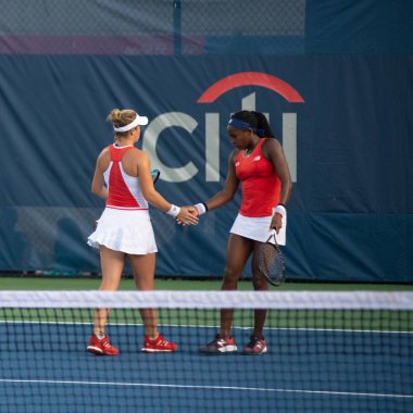 Coco Gauff (ABD) ve Caty Mcnally (ABD) 3 Ağustos 2019'da Washington Dc'de düzenlenen Citi Open tenis turnuvasında çiftler şampiyonluğu sırasında