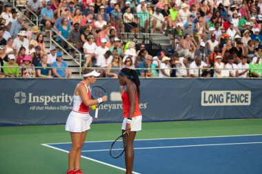 Coco Gauff (ABD) ve Caty Mcnally (ABD) 3 Ağustos 2019'da Washington Dc'de düzenlenen Citi Open tenis turnuvasında çiftler şampiyonluğu sırasında
