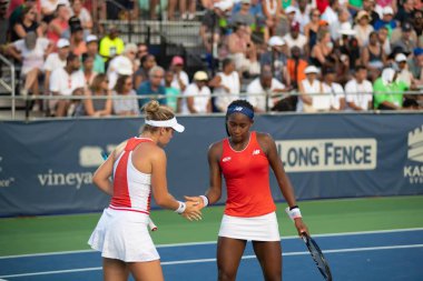 Coco Gauff (ABD) ve Caty Mcnally (ABD) 3 Ağustos 2019'da Washington Dc'de düzenlenen Citi Open tenis turnuvasında çiftler şampiyonluğu sırasında