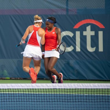 Coco Gauff (ABD) ve Caty Mcnally (ABD) 3 Ağustos 2019'da Washington Dc'de düzenlenen Citi Open tenis turnuvasında çiftler şampiyonluğunu kutluyorlar.
