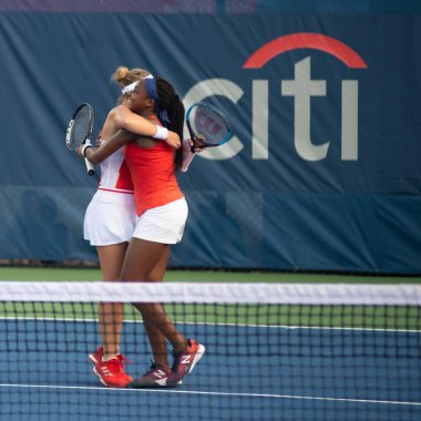 Coco Gauff (ABD) ve Caty Mcnally (ABD) 3 Ağustos 2019'da Washington Dc'de düzenlenen Citi Open tenis turnuvasında çiftler şampiyonluğunu kutluyorlar.