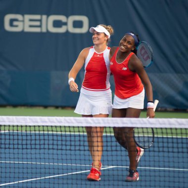 Coco Gauff (ABD) ve Caty Mcnally (ABD) 3 Ağustos 2019'da Washington Dc'de düzenlenen Citi Open tenis turnuvasında çiftler şampiyonluğunu kutluyorlar.