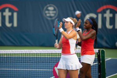Coco Gauff (ABD) ve Caty Mcnally (ABD) 3 Ağustos 2019'da Washington Dc'de düzenlenen Citi Open tenis turnuvasında çiftler şampiyonluğunu kutluyorlar.