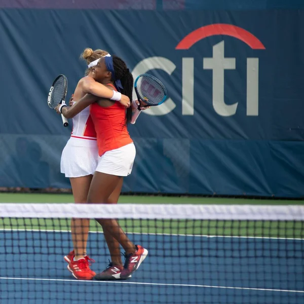 Coco Gauff Ηπα Και Κάτυ Μακνάλι Ηπα Γιορτάζουν Πρωτάθλημα Των — Φωτογραφία Αρχείου