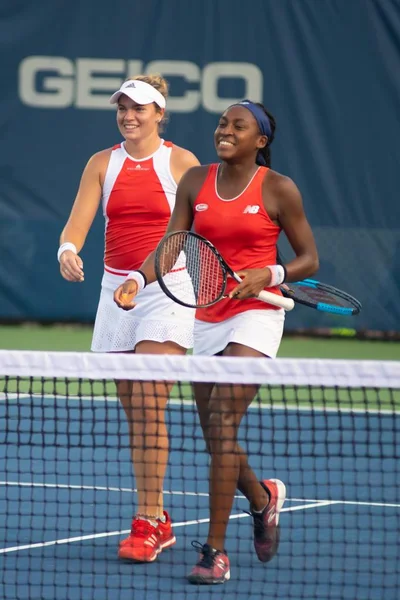 Coco Gauff Usa Caty Mcnally Usa Świętują Swoje Mistrzostwa Deblu — Zdjęcie stockowe