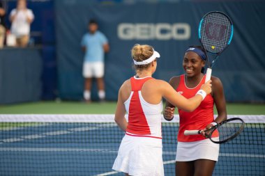 Coco Gauff (ABD) ve Caty Mcnally (ABD) 3 Ağustos 2019'da Washington Dc'de düzenlenen Citi Open tenis turnuvasında çiftler şampiyonluğunu kutluyorlar.