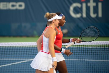 Coco Gauff (ABD) ve Caty Mcnally (ABD) 3 Ağustos 2019'da Washington Dc'de düzenlenen Citi Open tenis turnuvasında çiftler şampiyonluğunu kutluyorlar.
