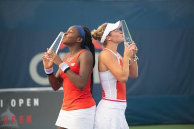 Coco Gauff (ABD) ve Caty Mcnally (ABD) 3 Ağustos 2019'da Washington Dc'de düzenlenen Citi Open tenis turnuvasında çiftler şampiyonluğunu kutluyorlar.
