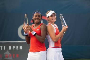 Coco Gauff (ABD) ve Caty Mcnally (ABD) 3 Ağustos 2019'da Washington Dc'de düzenlenen Citi Open tenis turnuvasında çiftler şampiyonluğunu kutluyorlar.