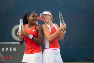 Coco Gauff (ABD) ve Caty Mcnally (ABD) 3 Ağustos 2019'da Washington Dc'de düzenlenen Citi Open tenis turnuvasında çiftler şampiyonluğunu kutluyorlar.