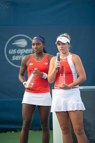 Coco Gauff 和凯蒂 麦克纳利 Usa 于2019年8月3日在华盛顿举行的花旗网球公开赛上庆祝他们的双打冠军 — 图库照片