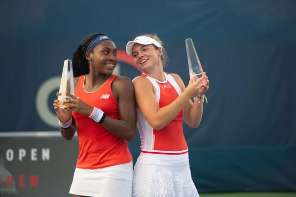 Coco Gauff Eua Caty Mcnally Eua Celebram Seu Campeonato Duplas — Fotografia de Stock