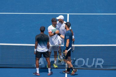 Raven Klaasen (Rsa) ve Michael Venus (Nzl), 4 Ağustos 2019'daki Citi Open tenis turnuvasının finalinde Jean-Julien Rojer (Ned) ve Horia Tecau (Rou) ile el sıkışılar. 