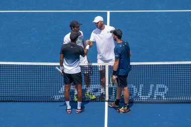 Raven Klaasen (Rsa) ve Michael Venus (Nzl), 4 Ağustos 2019'daki Citi Open tenis turnuvasının finalinde Jean-Julien Rojer (Ned) ve Horia Tecau (Rou) ile el sıkışılar. 
