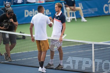 Nick Kyrgios (Aus) ve Daniil Medvedev (Rus), 4 Ağustos 2019'da Washington Dc'de düzenlenen Citi Open tenis turnuvasında Kyrgios'un şampiyonluk zaferinden sonra