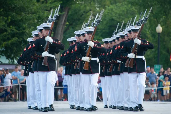 Marine Corps Sunset Parade Featuring Silent Drill Platoon — Stock Photo, Image