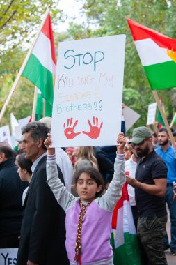 Protestocular, 12 Ekim 2019 'da Washington' daki Beyaz Saray 'da Kürtleri savunmak ve Rojava' nın Türkiye işgaline karşı çıkmak için yürüyüş düzenledi.