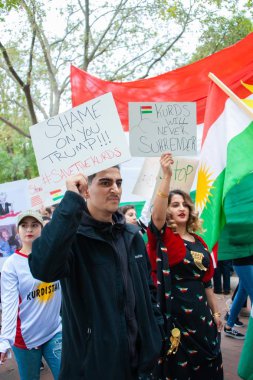 Protestocular, 12 Ekim 2019 'da Washington' daki Beyaz Saray 'da Kürtleri savunmak ve Rojava' nın Türkiye işgaline karşı çıkmak için yürüyüş düzenledi.