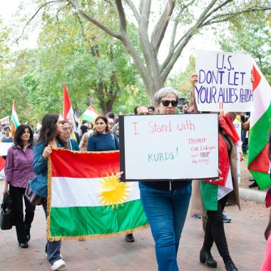 Protestocular, 12 Ekim 2019 'da Washington' daki Beyaz Saray 'da Kürtleri savunmak ve Rojava' nın Türkiye işgaline karşı çıkmak için yürüyüş düzenledi.