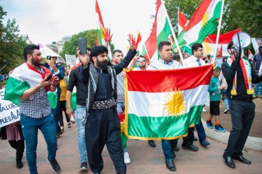 Protestocular, 12 Ekim 2019 'da Washington' daki Beyaz Saray 'da Kürtleri savunmak ve Rojava' nın Türkiye işgaline karşı çıkmak için yürüyüş düzenledi.