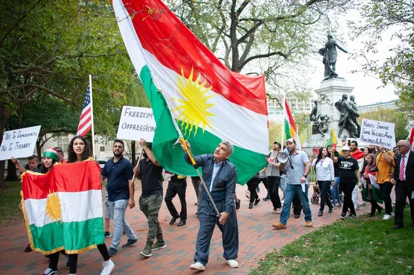 Protestocular, 12 Ekim 2019 'da Washington' daki Beyaz Saray 'da Kürtleri savunmak ve Rojava' nın Türkiye işgaline karşı çıkmak için yürüyüş düzenledi.