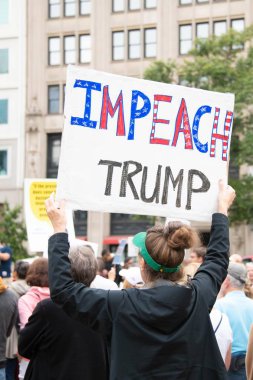 13 Ekim 2019 'da Washington, DC' de Başkan Donald Trump 'ın görevden alınması için yapılan iddianameye katılanlar