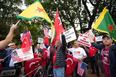 Türk uyruklular, 13 Ekim 2019 'da Washington, DC' deki Pkk terör örgütünü kınamak üzere Beyaz Saray önünde toplandılar