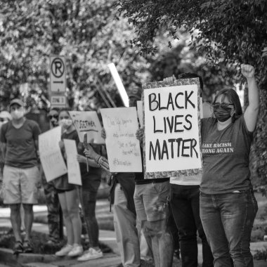 Göstericiler, George Floyd 'un öldürülmesini protesto ediyor ve 1 Haziran 2020' de Arlington, Virginia 'daki Siyahi Yaşamlar Önemli Hareketi' ne destek veriyorlar. 