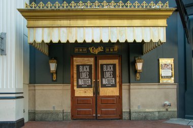 Washington DC 'deki kapalı bir mağazadaki duvar resmi Siyahların Yaşamları Önemi Hareketi' ne destek gösteriyor.