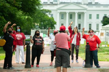 Beyaz Saray önündeki protestocular 21 Haziran 2020 'de Washington DC' deki Siyahların Yaşamları Önemlidir hareketine destek veriyorlar.