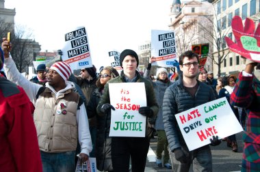 Göstericiler 13 Aralık 2014 'te Washington DC' deki Siyahi Yaşamlar Önemi hareketine destek veriyorlar