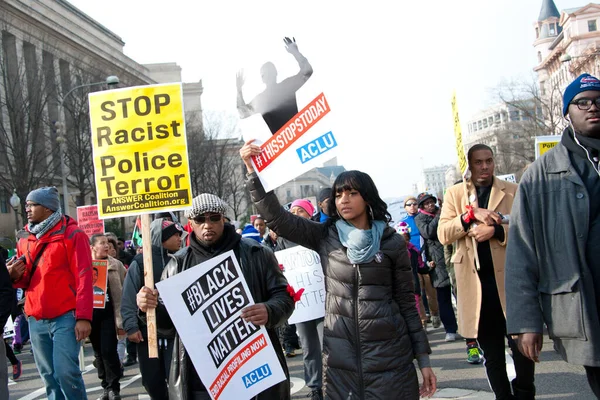 デモ参加者達は 2014年12月13日にワシントンDcでのブラックライブスマター運動への支援を示します — ストック写真