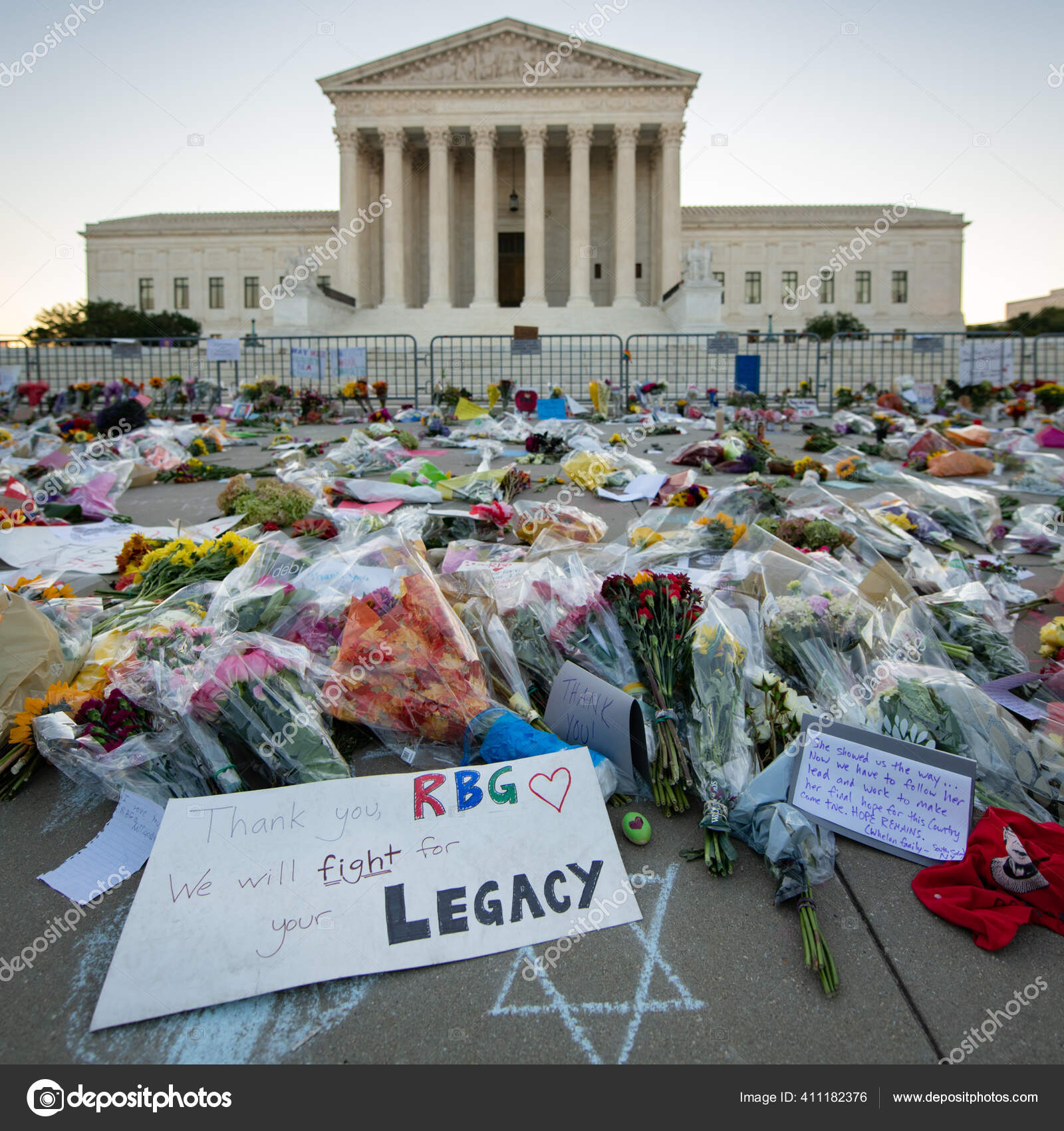 Notas Flores São Deixadas Suprema Corte Dos Estados Unidos Memória —  Fotografia de Stock Editorial © renaschild #411182376