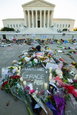 Yüksek Mahkeme Yargıcı Ruth Bader Ginsburg 'un anısına 20 Eylül 2020' de Washington DC 'deki Anayasa Mahkemesi' ne notlar ve çiçekler bırakıldı.