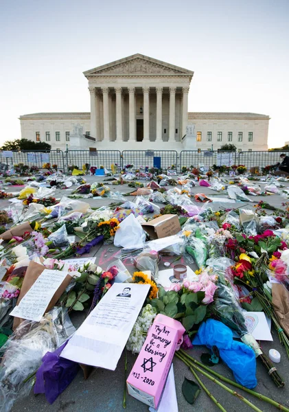 Sedlar Och Blommor Lämnas Vid Högsta Domstolen Usa Till Minne — Stockfoto