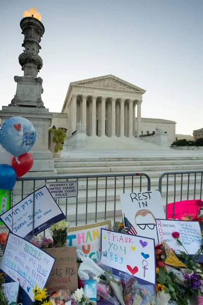 Notes Flowers Left Supreme Court United States Memory Late Supreme — Stock Photo, Image