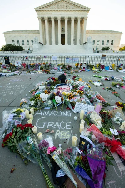 Notes Flowers Left Supreme Court United States Memory Late Supreme — Stock Photo, Image