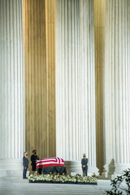 Yargıtay Yargıcı Ruth Bader Ginsburg, 23 Eylül 2020 'de Washington DC' deki Yargıtay 'da dinleniyor.