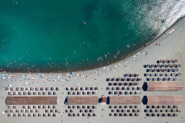 Вид Сверху Галечный Пляж Корни Пумбреллы Сазана Теплое Синее Море — стоковое фото