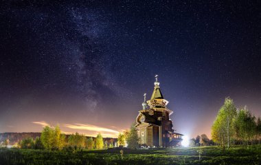 Yıldızlı gökyüzü altında ahşap bir Ortodoks Kilisesi ile gece manzara. Şelale Gremiachy yakınındaki Sergiev Posad, Rusya Federasyonu