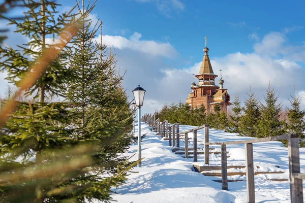 Zimowy Krajobraz Drewniana Cerkiew Wzgórzu Schody Drewniane Pokryte Śniegiem Prowadzących — Zdjęcie stockowe