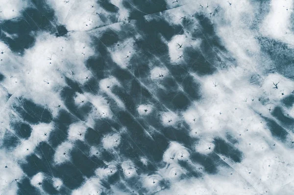 Pohled Shora Zamrzlém Jezeře Zblízka Ice Textur Křaplavý Ledu Díry — Stock fotografie