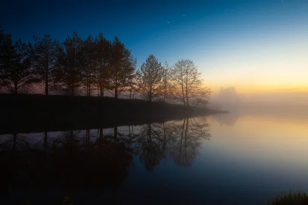 Solnedgång Landskap Med Flod Shore Dimma Vatten Och Stjärnhimmel Rymden — Stockfoto