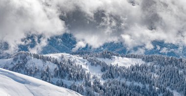 Şaşırtıcı panoramik hava görünümünü Kafkas Dağları üzerinden Estosadok. Sochi (Rosa Khutor Alp Kayak Merkezi), Batı Kafkasya, Rusya. 