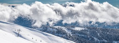 Şaşırtıcı panoramik hava görünümünü Kafkas Dağları üzerinden Estosadok. Sochi (Rosa Khutor Alp Kayak Merkezi), Batı Kafkasya, Rusya. 