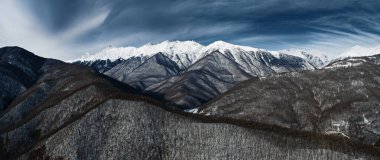Şaşırtıcı panoramik hava görünümünü Kafkas Dağları üzerinden Estosadok. Sochi (Rosa Khutor Alp Kayak Merkezi), Batı Kafkasya, Rusya. 