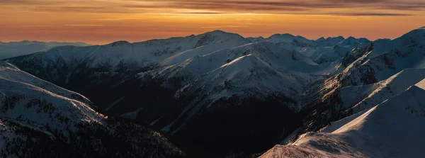 Paisaje Panorámico Invierno Con Puesta Sol Sobre Las Montañas Tatra — Foto de Stock