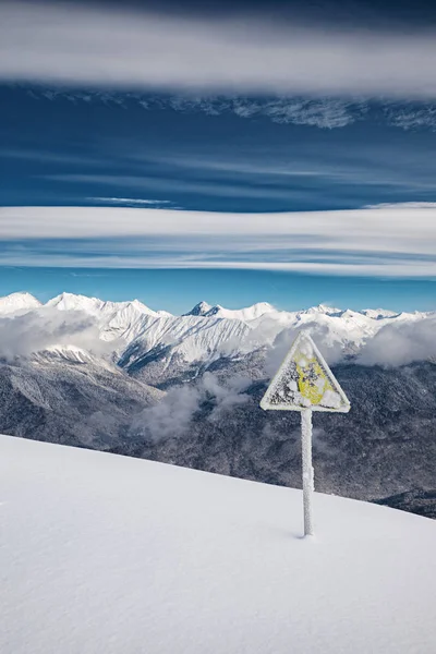 Segnale Avvertimento Giallo Coperto Neve Sul Bordo Della Pista Sci — Foto Stock