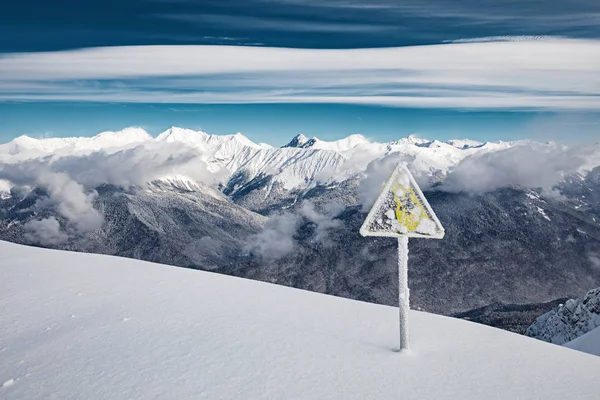 山中滑雪坡边覆盖着雪的黄色警示牌 — 图库照片