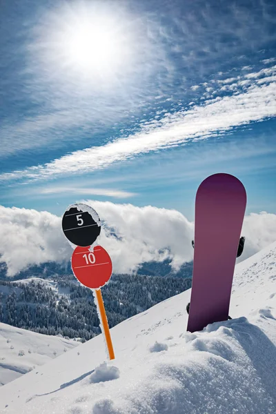 Κλίση Πινακιδεσ Και Σνόουμπορντ Στέκεται Όρθιος Στην Άκρη Του Σκι — Φωτογραφία Αρχείου
